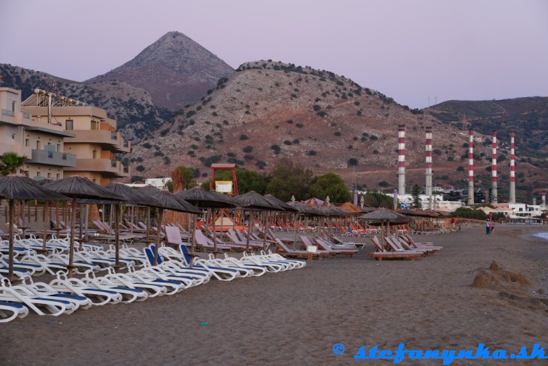 Hotel Dessole Dolphin Bay, Amoudara, Kréta - pláž (a elektráreň a Stromboulas v pozadí)