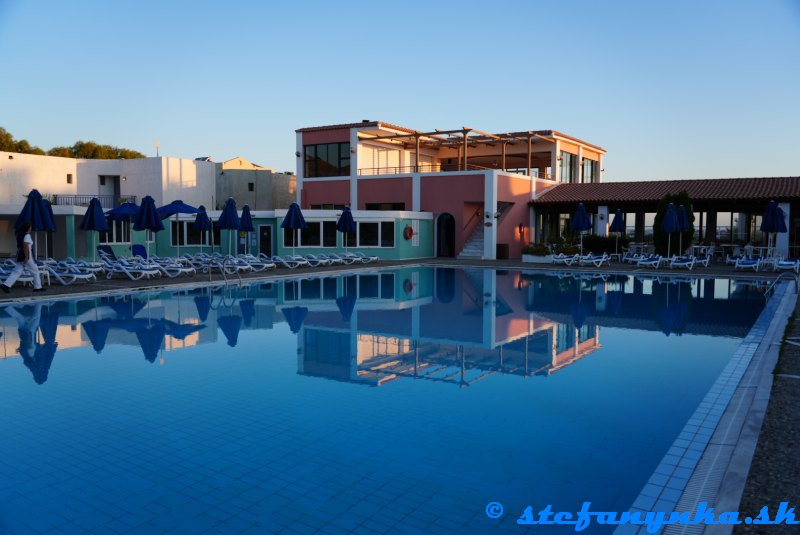 Hotel Dessole Dolphin Bay, Amoudara, Kréta - bazén a bar 