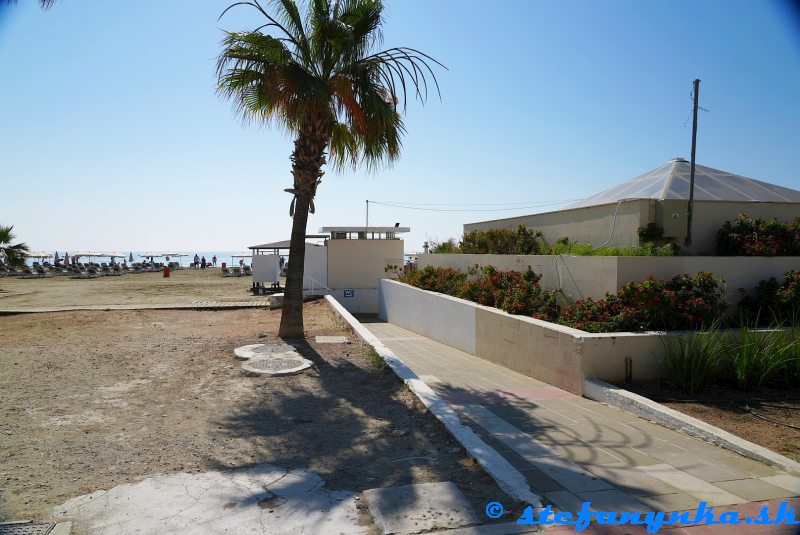 Larnaka - pláž Finikoudes Larnaka - pláž Finikoudes
