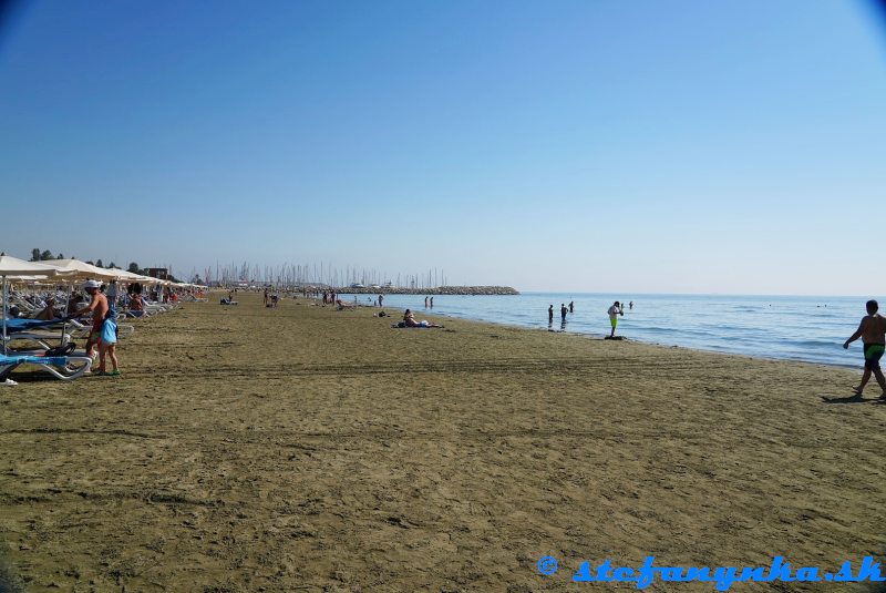Larnaka - pláž Finikoudes Larnaka - pláž Finikoudes