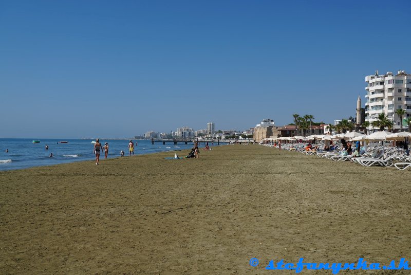 Larnaka - pláž Finikoudes Larnaka - pláž Finikoudes
