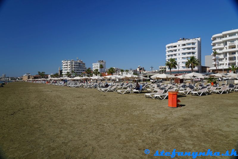 Larnaka - pláž Finikoudes. Pevnosť je vľavo Larnaka - pláž Finikoudes. Pevnosť je vľavo