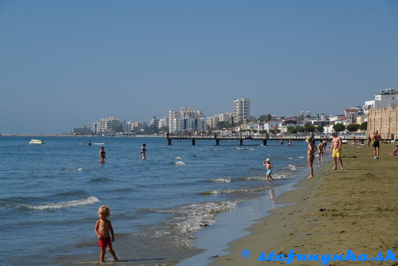 Larnaka - pláž Finikoudes Larnaka - pláž Finikoudes