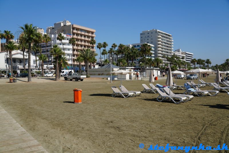 Larnaka - pláž Finikoudes Larnaka - pláž Finikoudes