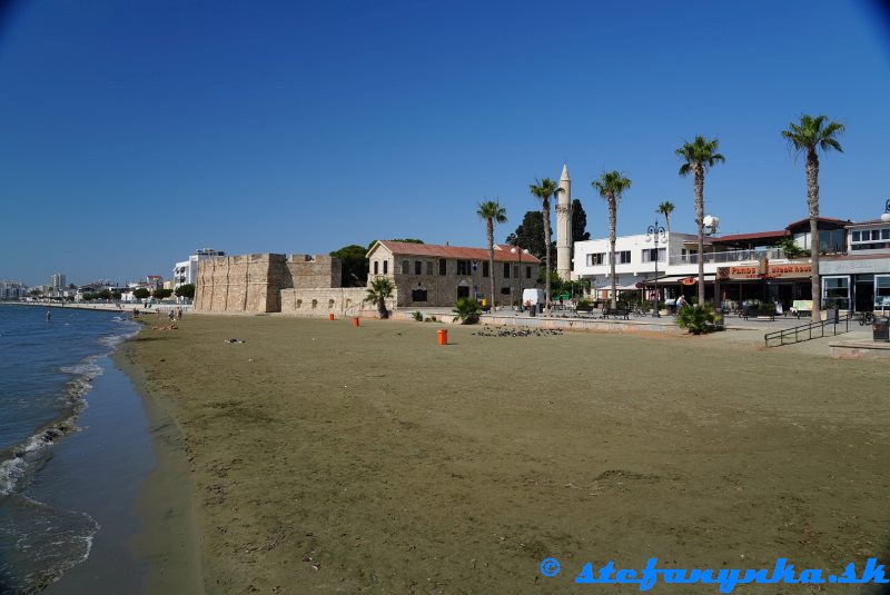Larnaka. Pláž Finikoudes a stredoveká pevnosť Larnaka. Pláž Finikoudes a stredoveká pevnosť