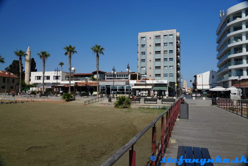 Larnaka. Lazarov kostol z pláže Finikoudes Larnaka. Lazarov kostol z pláže Finikoudes