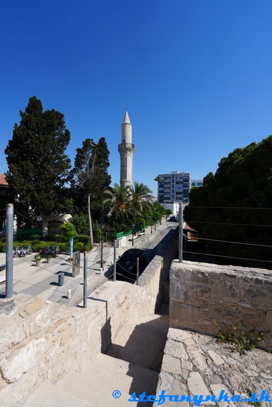 Larnaka. Mešita Djami Kebir Mosque z pevnosti Larnaka. Mešita Djami Kebir Mosque z pevnosti
