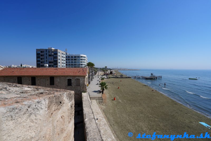Larnaka. Pláž Finikoudes z pevnosti Larnaka. Pláž Finikoudes z pevnosti