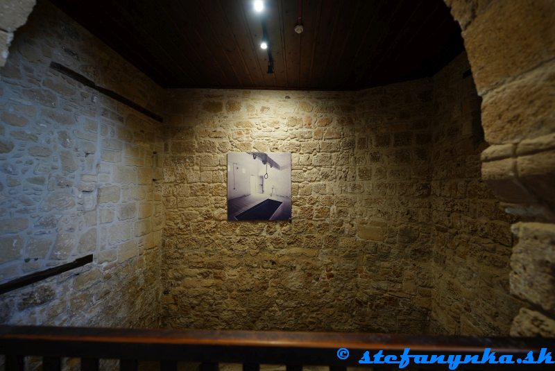 Larnaka - pevnosť. Slúžilo to neskôr vraj aj ako väzenie Larnaka - pevnosť. Slúžilo to neskôr vraj aj ako väzenie