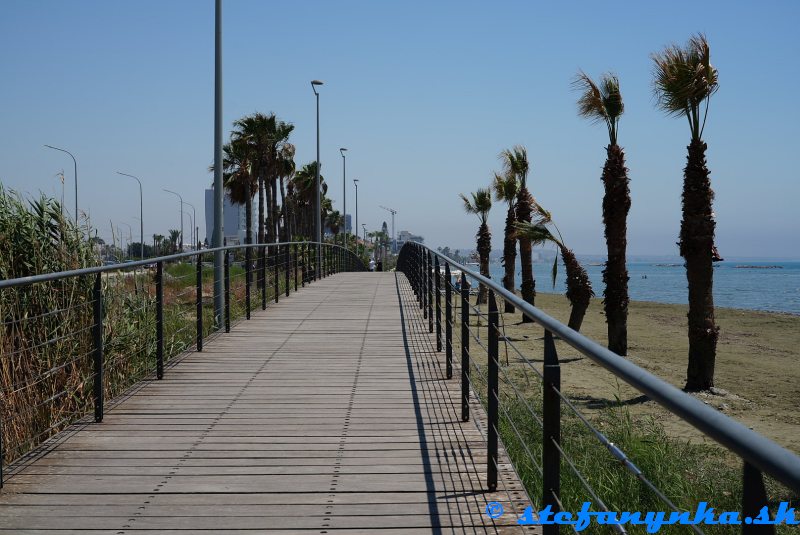 Larnaka. Plážová promenáda vo Voroklini Larnaka. Plážová promenáda vo Voroklini