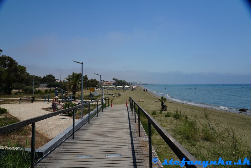 Larnaka. Koniec promenády vo Voroklini. Na konci pieskovej pláže sa matne rysujú hotely, kde je aj Sandy Beach Larnaka. Koniec promenády vo Voroklini. Na konci pieskovej pláže sa matne rysujú hotely, kde je aj Sandy Beach