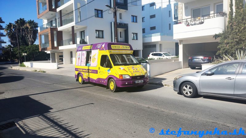 U nás voľakedy chodilo auto so zmrzlinou a púšťali tuším Kely Family alebo zvučku Tu-ru-rik. Tu púšťali Hapy Birthday To You...
