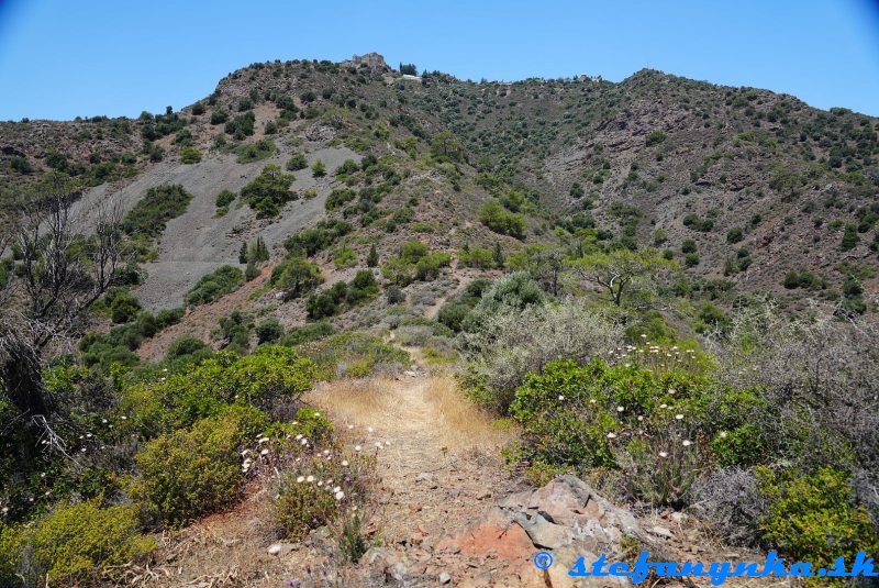 Stavrovouni. Chodník, ktorým som prišiel viedol od teoho kostola All Saints of Cyprus (viac vpravo) kúsok doprava dolu do toho sedielka (vpravo je malý kopček s dreveným krížom, ktorý sa zdá vyšší ako kostol), odtiaľ doľava prudko dolu na spádnicu tej dolinky, ešte viac doľava, takmer až na chrbát a po chrbte až do miest, kde som stál Stavrovouni. Chodník, ktorým som prišiel viedol od teoho kostola All Saints of Cyprus (viac vpravo) kúsok doprava dolu do toho sedielka (vpravo je malý kopček s dreveným krížom, ktorý sa zdá vyšší ako kostol), odtiaľ doľava prudko dolu na spádnicu tej dolinky, ešte viac doľava, takmer až na chrbát a po chrbte až do miest, kde som stál