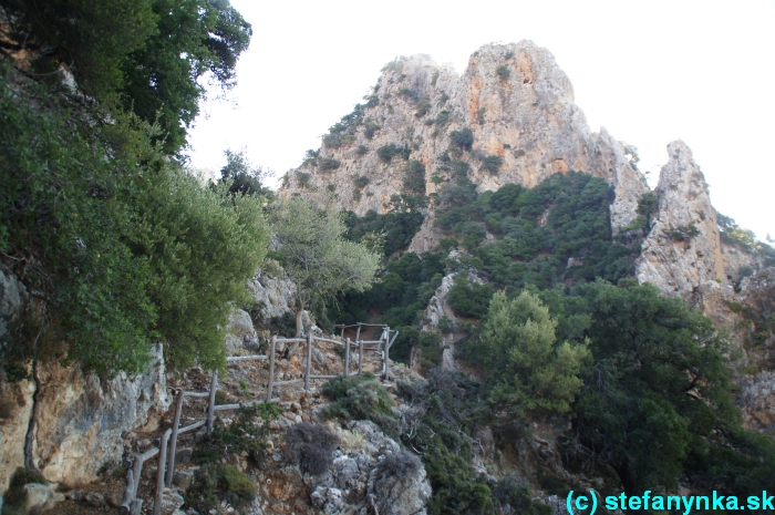 Platania gorge, Kréta, Stefanynka - Nad jaskyňou pribudol chodník so zábradlím