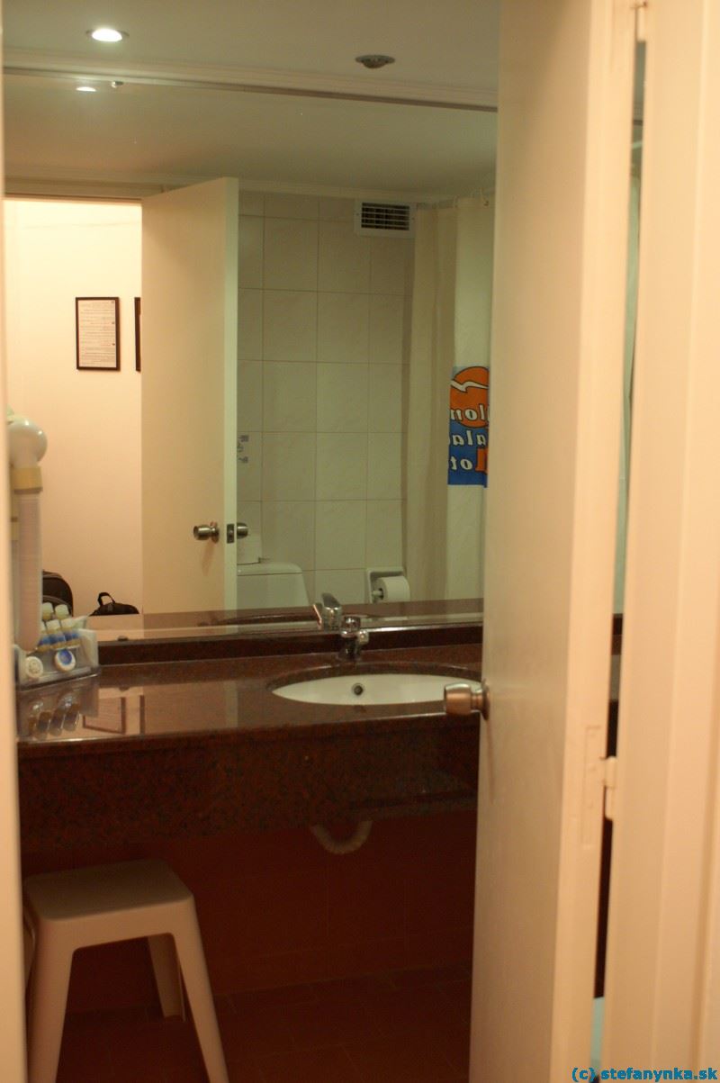 Kefalonia palace hotel - pohľad do kúpelne. Za dverami bolo WC, vpravo sa v zrkadle odráža vaňa so sprchou 