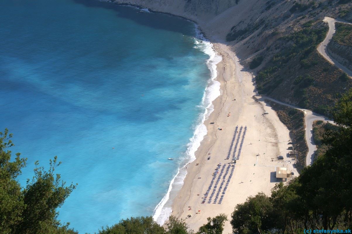 Pláž Myrtos na Kefalónii z vyhliadky pri ceste
