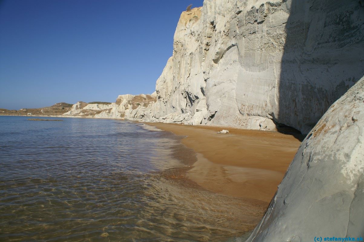 Pláž Xi, Kefalónia. Za prvou sloňou nohou smerom na západ na pláži Xi nasledovala piesková plážička
