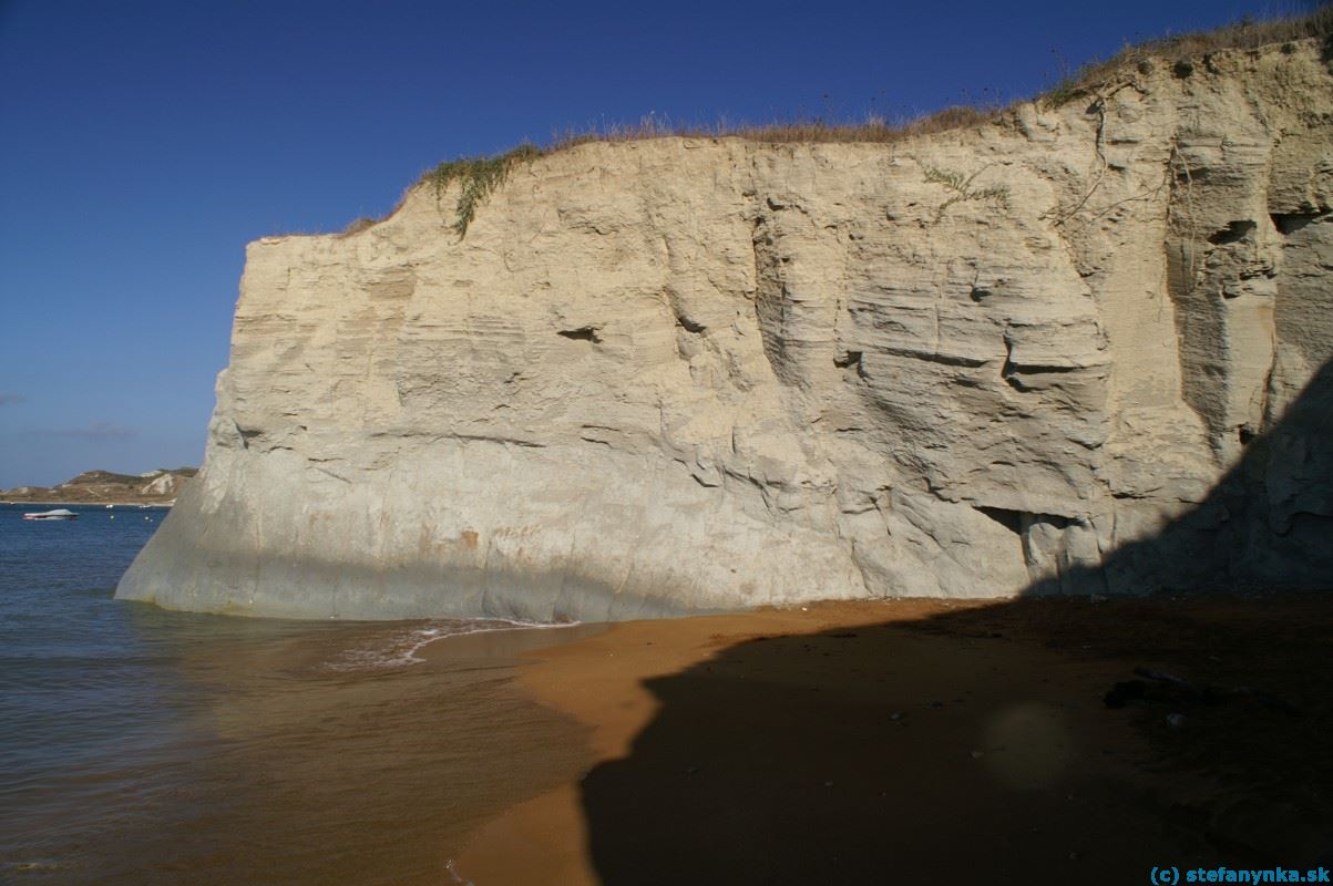 Pláž Xi, Kefalónia. Malá plážička na východ (teda smerom na Argostoli) od pláže Xi (za prvou sloňou nohou). Druhá slonia noha je veľmi šmykľavá