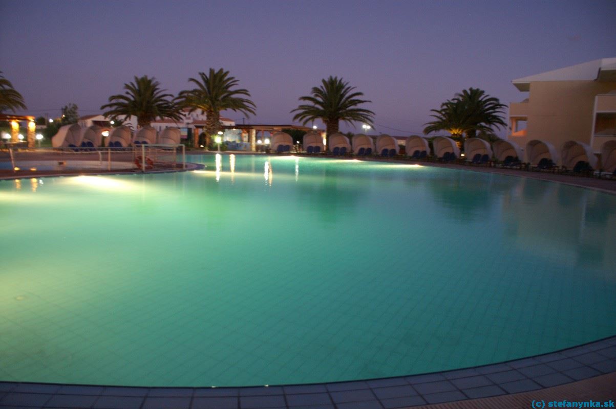 Hotel Kefalonia palace. Pohľad na večerný bazén