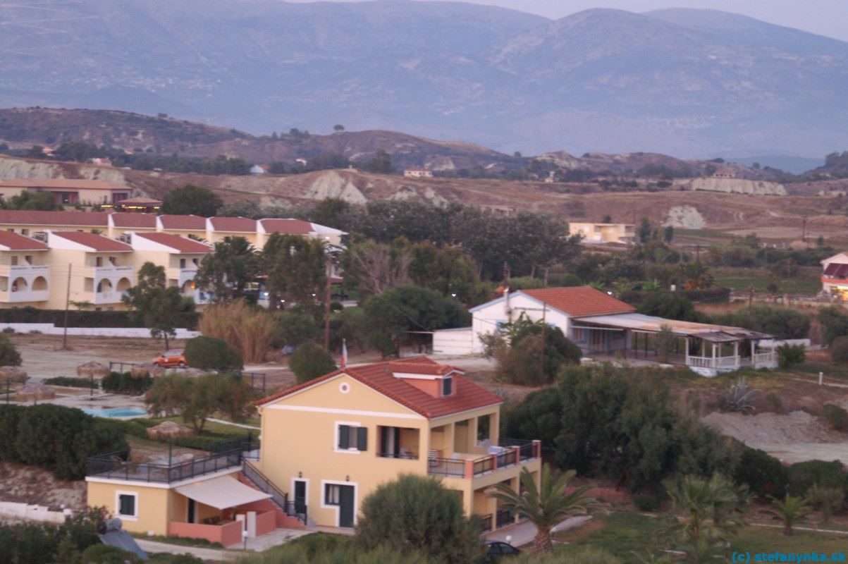 Lixouri-Xi, Kefalónia. Bližší pohľad na časť hotela Kefalonia palace (vľavo v strede) z útesov