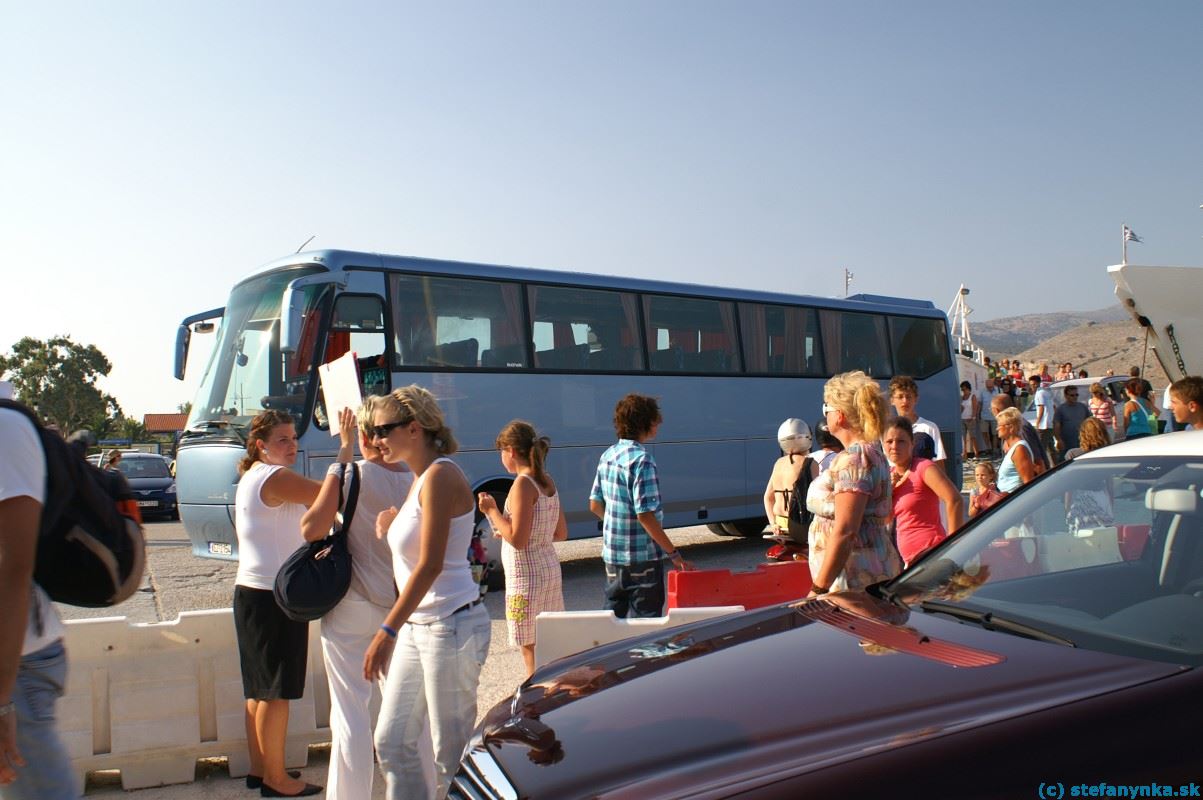 Končíme :-(. Trajekt nás doviezol do Argostoli. Delegátka Barbora zháňa tie správne ovečky do autobusov. Ceduľka v ruke je s názvom cestoviek - nie volebný lístok. Ale keby bol... Tak volím za. Takúto dovolenku ja môžem :-)