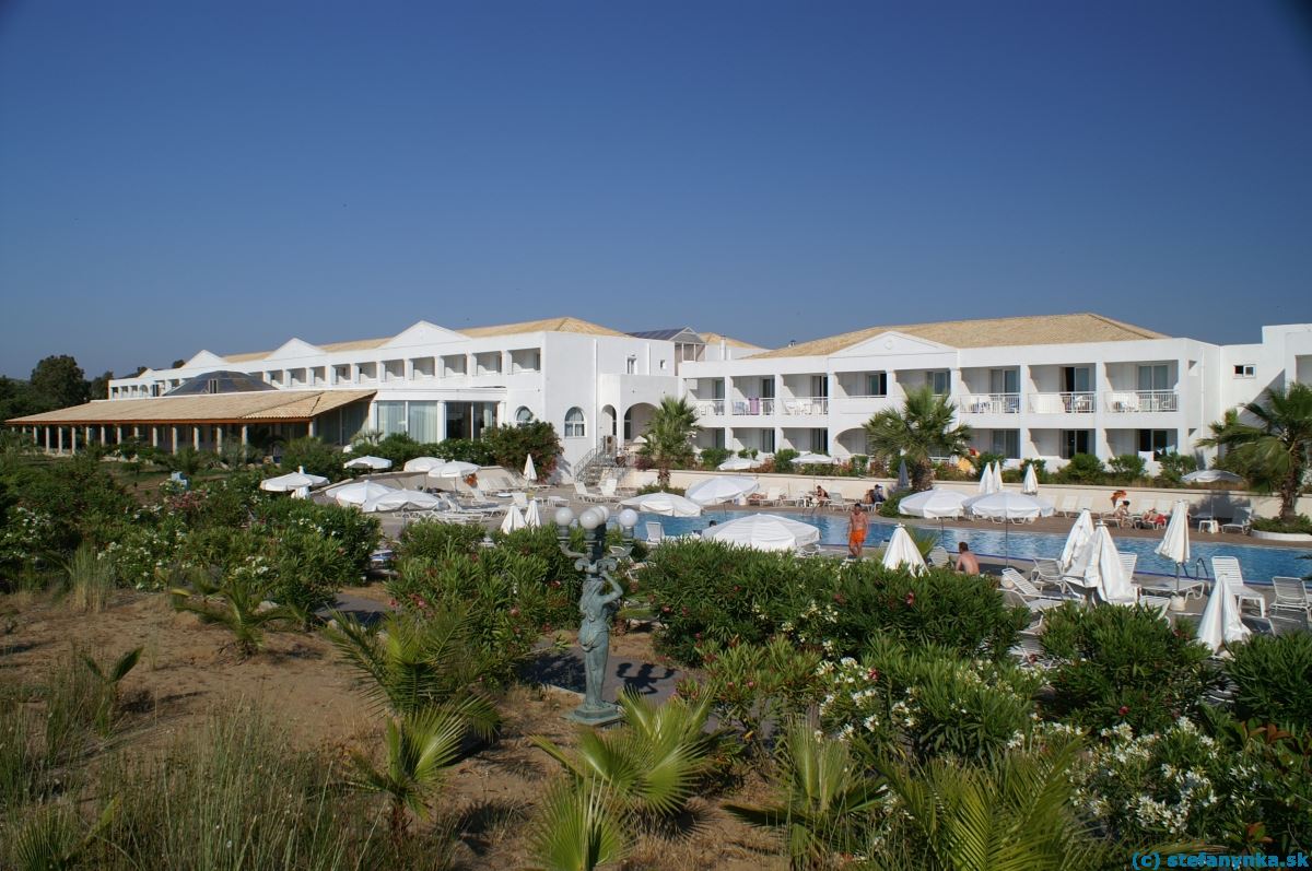 Hotel Palm Beach, Agios Georgios, Korfu. Pohľad na komplex pri bazéne