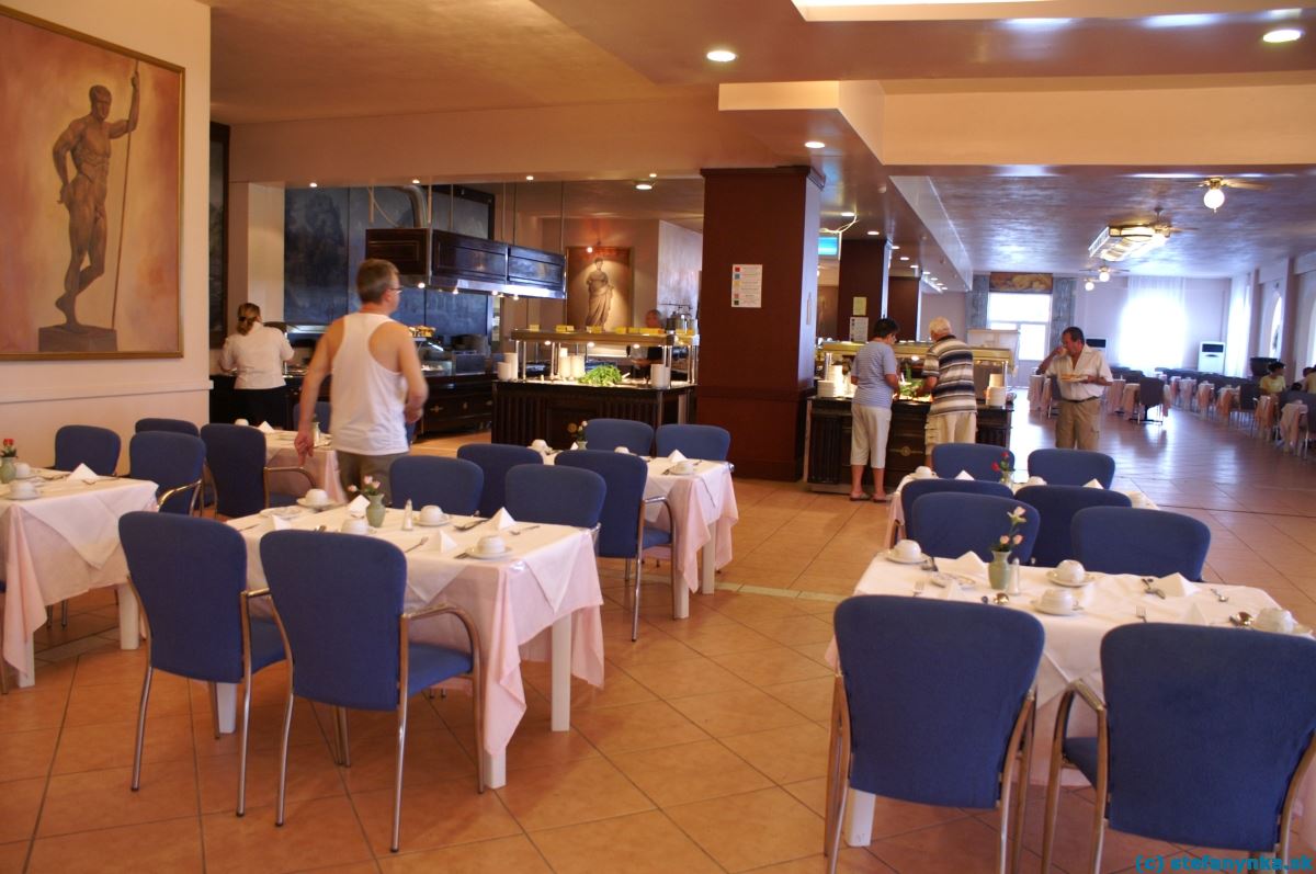 Jedáleň hotela Palm Beach v Agios Georgios, Korfu