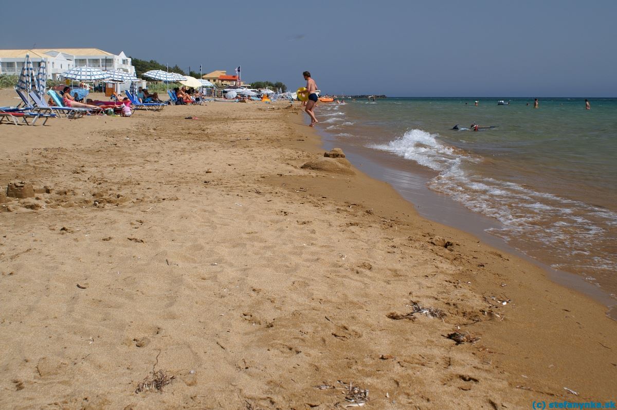 Korfu, Pláž pred hotelom Palm Beach v stredisku Agios Georgios south