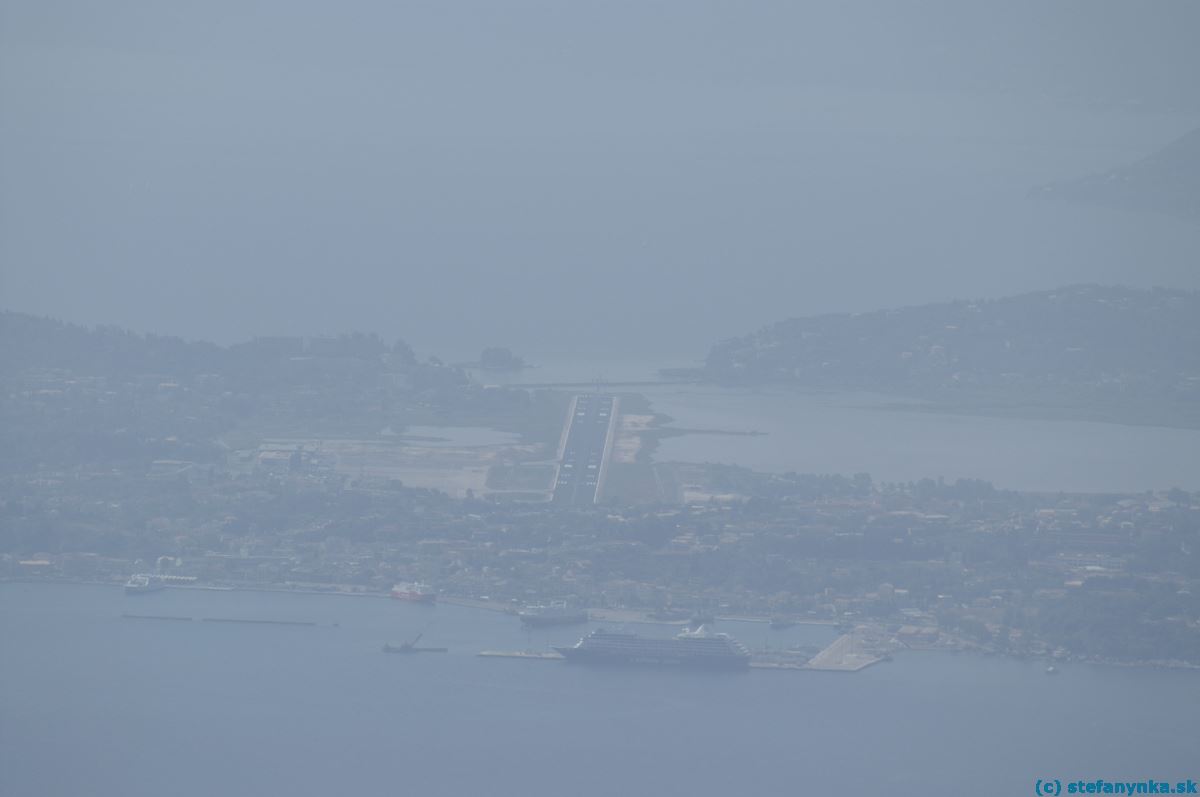 Pantokrator, Korfu. Pohľad na Kerkyru a letisko (k začiatku dráhy mi to dáva cca 15 km)