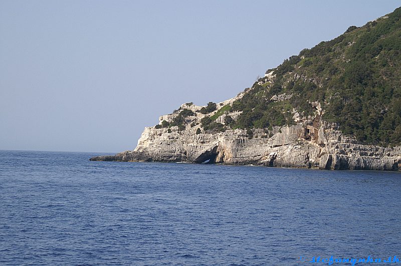 Paxos. Na severe Korfu - v Sidari majú Jaskyňu. lásky, ktorú vraj keď preplávate, tak sa zamilujete. Tu majú Jaskyňu radosti. Keď ju preplávate, tak budete radi, že vás vlny neomlátia o skaly a že vám Kostas neodpláva :-)