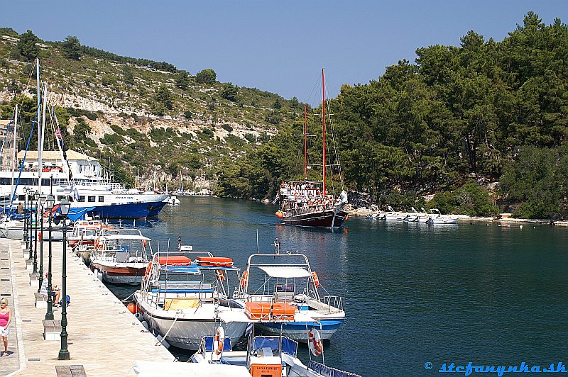 Paxos. Pred prístavom Gaios je ostrovček Agios Nikolaos (oni sú vlastne dva, druhý Yperagia nie je odtiaľto vidieť), čím vzniká takýto plavebný kanál.