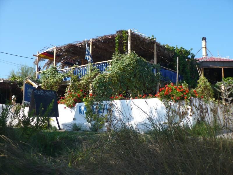Korfu. Stredisko Agios Georgios south - taverna Kafesas v južnej časti.