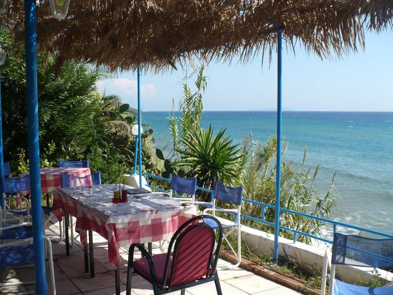 Korfu. Stredisko Agios Georgios south - taverna Spiros on the beach, kde sa občas konal aj Grécky večer