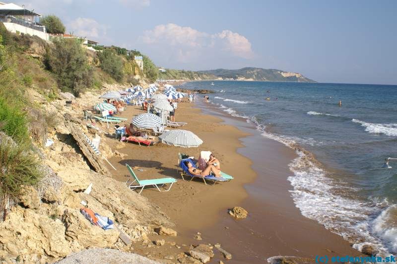 Korfu. Stredisko Agios Georgios south - pláž blízko hotela Golden Sands