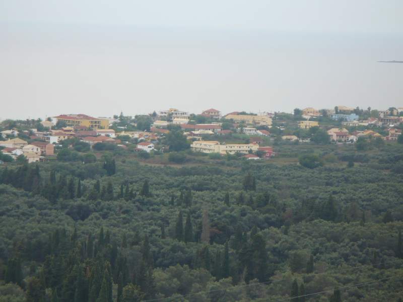 Korfu. Argyrades. Pohľad od kostola Agios Ioanis. Tá žltá štvorcová budova v ľavej časti je hotel Golden Sands