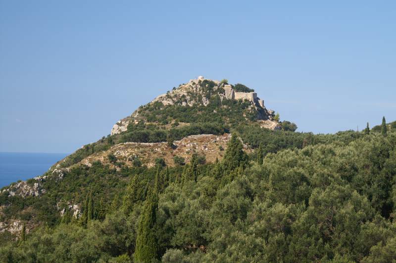 Paleokastritsa, Korfu - pohľad na hrad Angelokastro