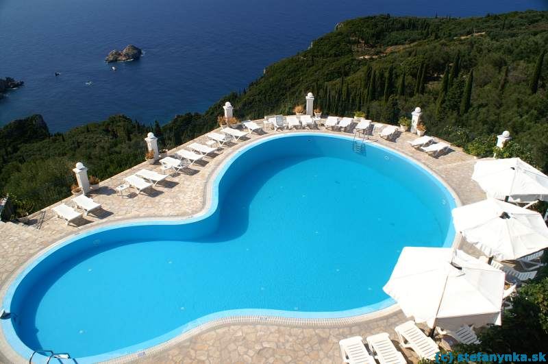 Paleokastritsa, Korfu - bazén hotela Golden Fox