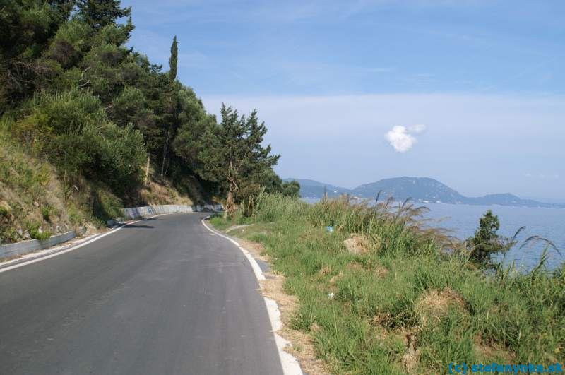 Korfu. Cesta z Petriti do Messonghi