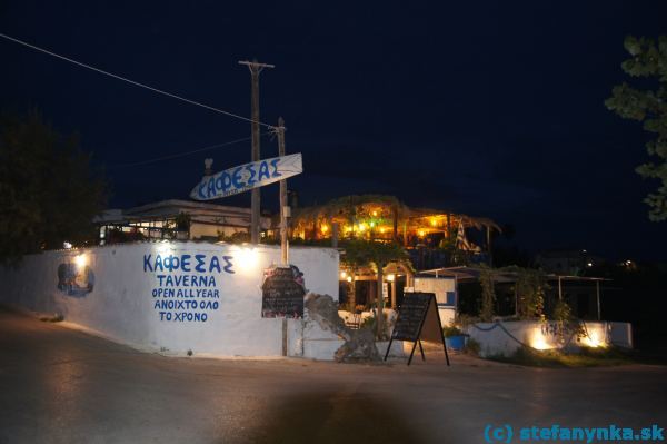 Taverna Kafesas. Vľavo v smere šípky vedie cesta do dediny Argirades, vpravo cesta k taverne Malibu