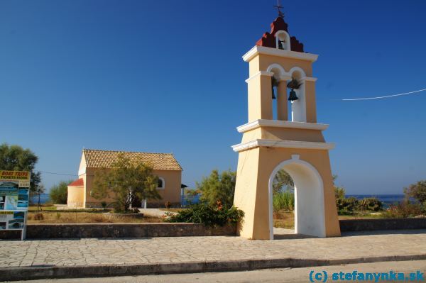 Kostol a zvonica takmer pred hotelom Golden Sands