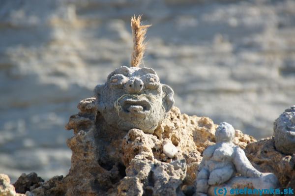 Obetné sošky za návrat piesku na pláže v Agios Georgios