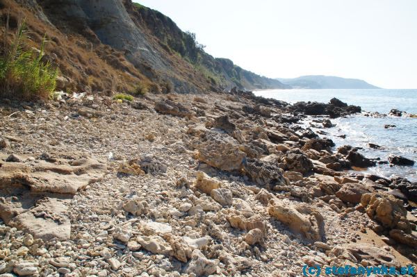 Kamenitý výbežok medzi plážami Agios Georgios a Marathias. Tu v minulosti boli tie kamene tuším väčšie. Ale naboso sa aj tak nedalo chodiť. Tento úsek je lepšie obísť po poľnej ceste na útese
