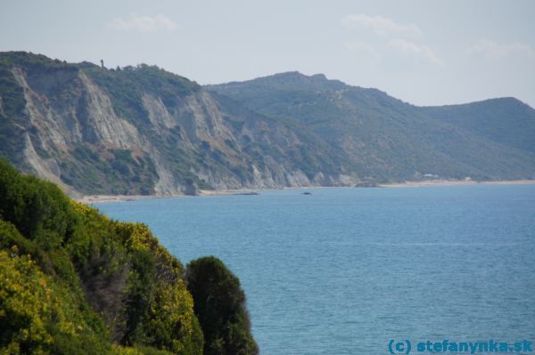 Útesy a pláže na juh od Gardenos. Za najvyšším kopcom v pravej časti obrazu sa nachádzalo najjužnejšie stredisko Korfu - Kavos