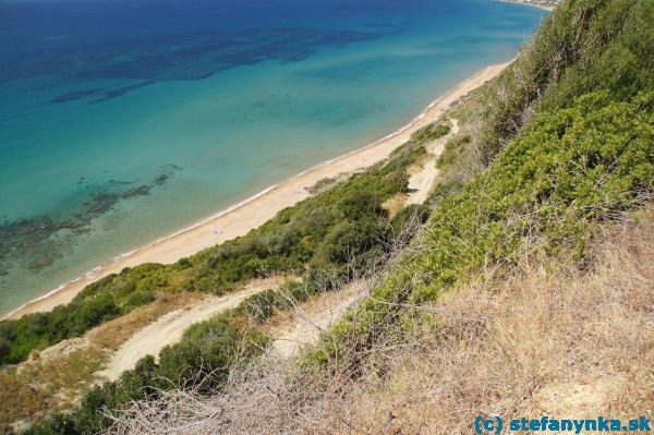 Zostup z útesov na pláž pod Santa Barbarou. Tadiaľto viedol orientačne jednoduchši variant Corfu trail.
