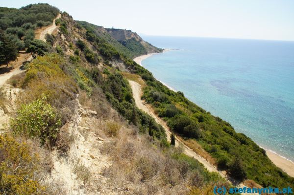 Z útesu na pláž pod  Santa Barbarou (Corfu trail). Celkový pohľad na zostupový variant.
