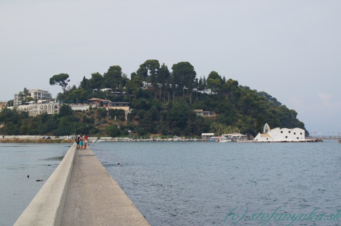 Korfu, hrádza pred letiskom a kláštor Vlacherna