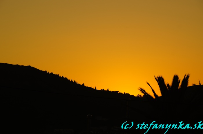 Agios Georgios north. Západ slnka pre počítačové pozadie