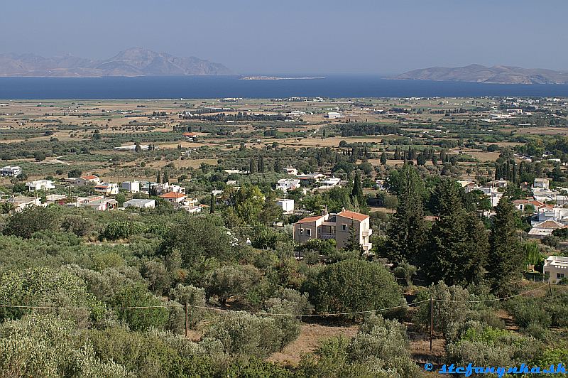 Kos. Cestou z Marmari do Kardameny. Výhľad na Kalymnos (vľavo), Pserimos (vpravo) a úplne malý Plati medzi nimi