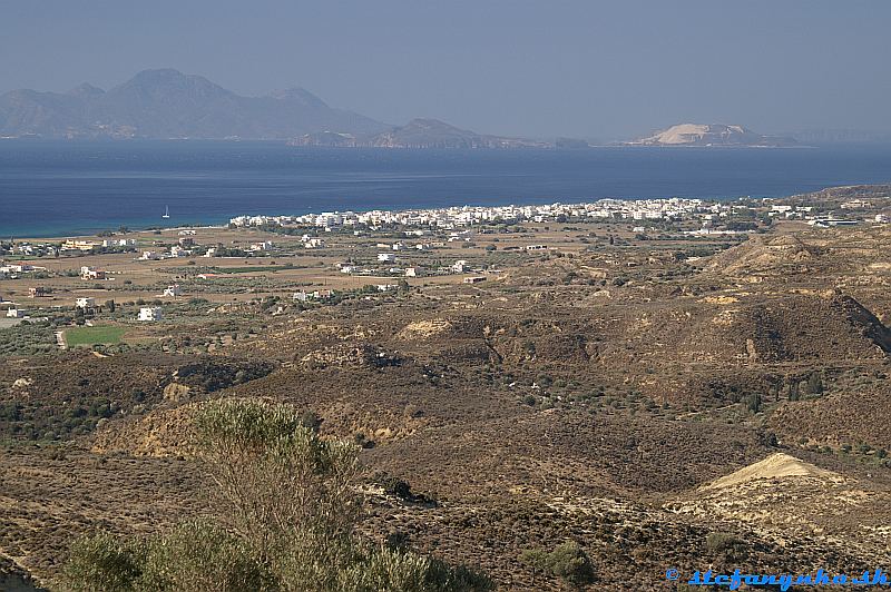 Kardamena, Kos. V pozadí vulkanický ostrov Nisyros