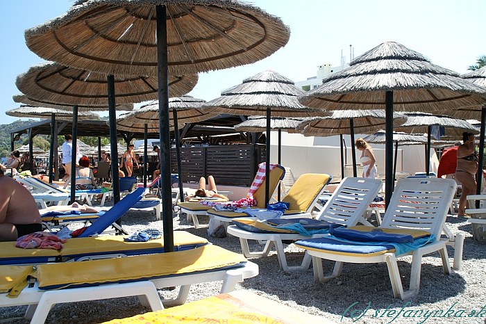 Avra Beach, Rodos. Tu sa ležalo, slnilo, tienilo, sem sa nosili drinky z plážového bufetu hotela Avra Beach (za tou latovou stenou) (2012)